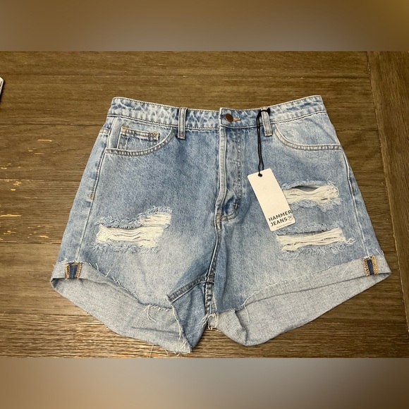 Hammer Jeans Los Angeles distressed denim Jean Shorts size Large 
NWT - Picture 1 of 9